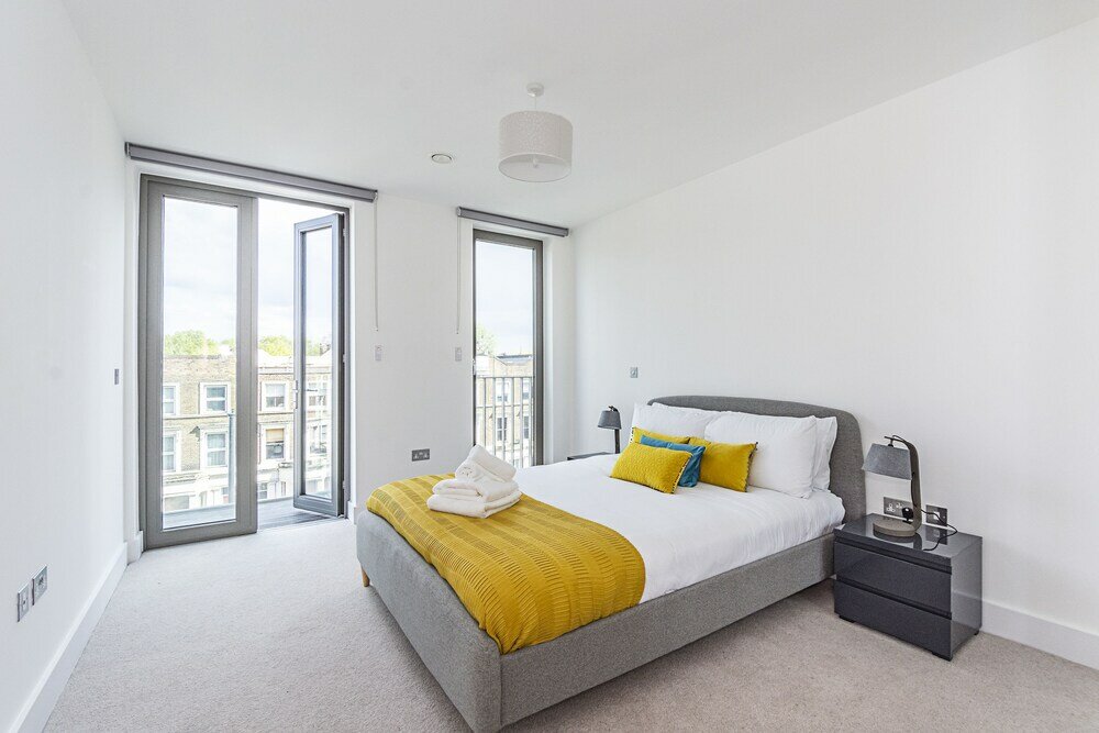 Фото Stunning Brand New Westminster Apartment