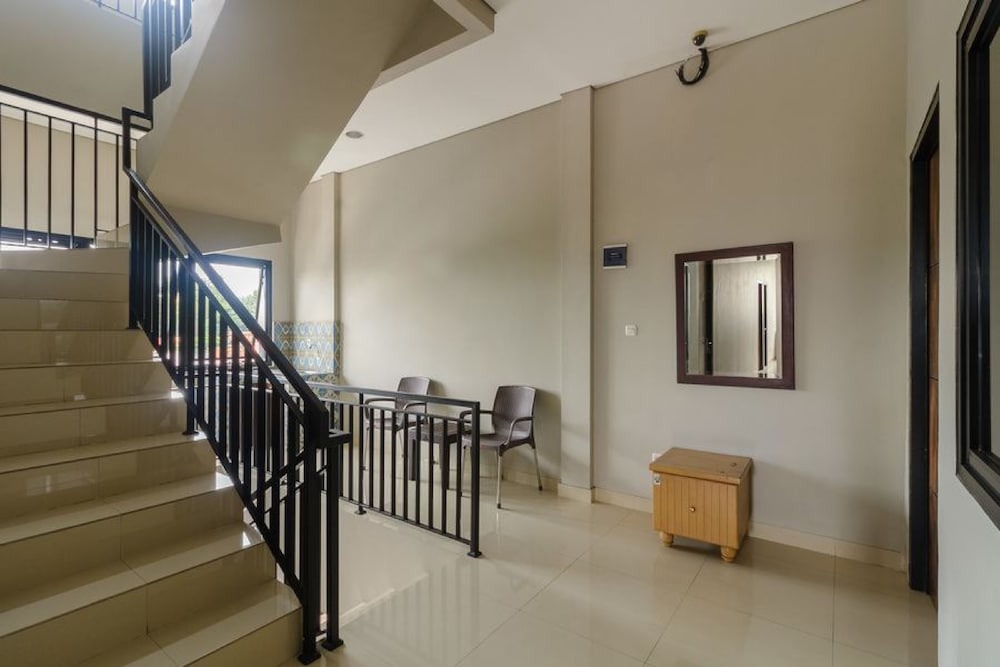 Фото RedDoorz near Puri Indah Mall