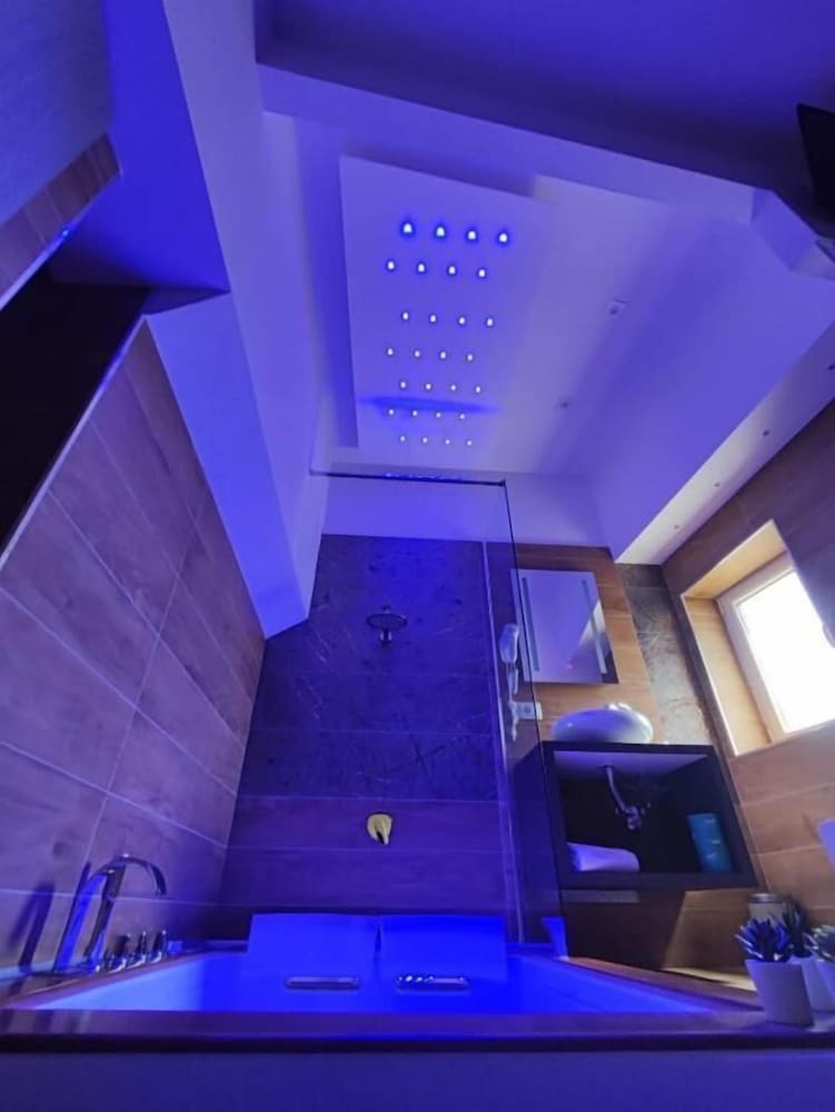 Фото Twin Towers Naples Luxury