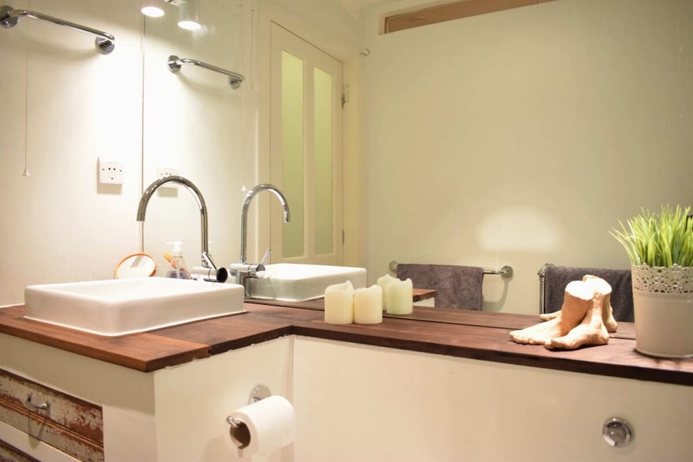 Фото Beautiful Canalside 1-bedroom Flat With Terrace