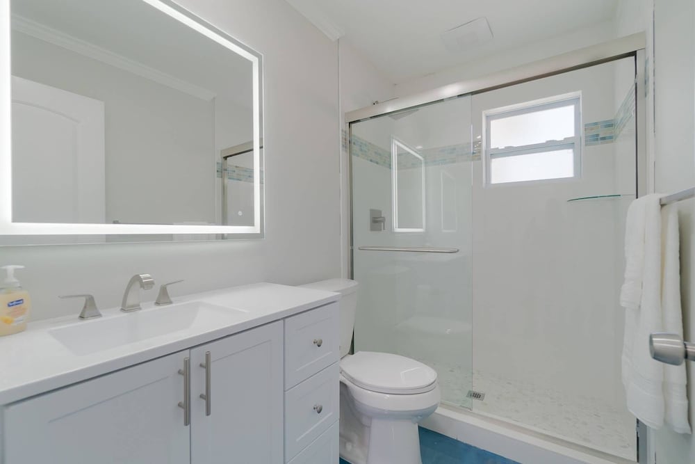 Фото Beachy Blues Apt A, Downtown, Shops, Cafes & Beach, Dog Friendly