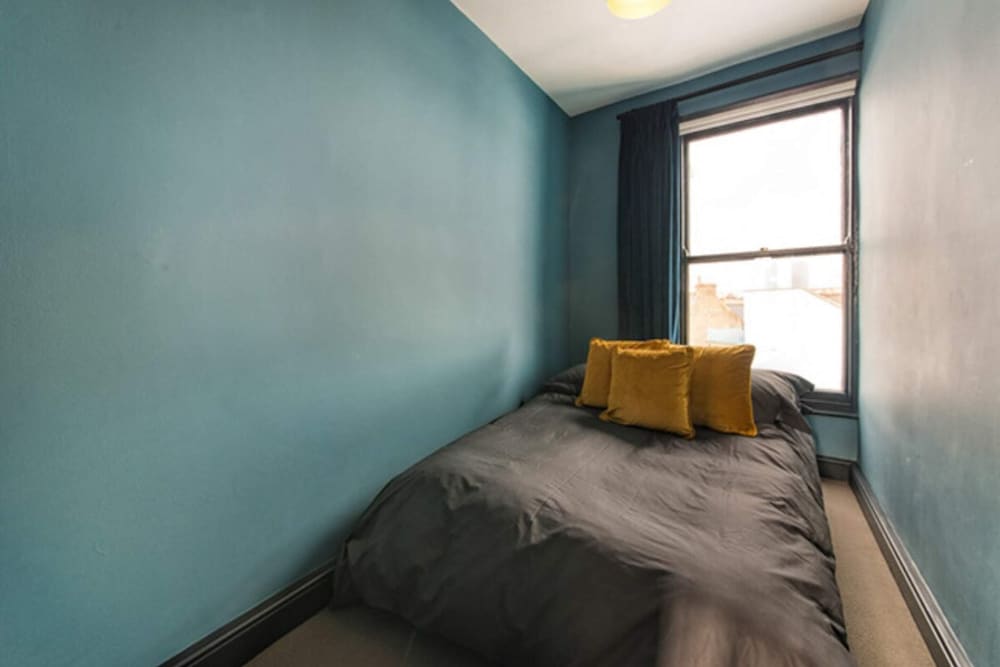 Фото Newly Renovated Two Bedroom Kensington Flat