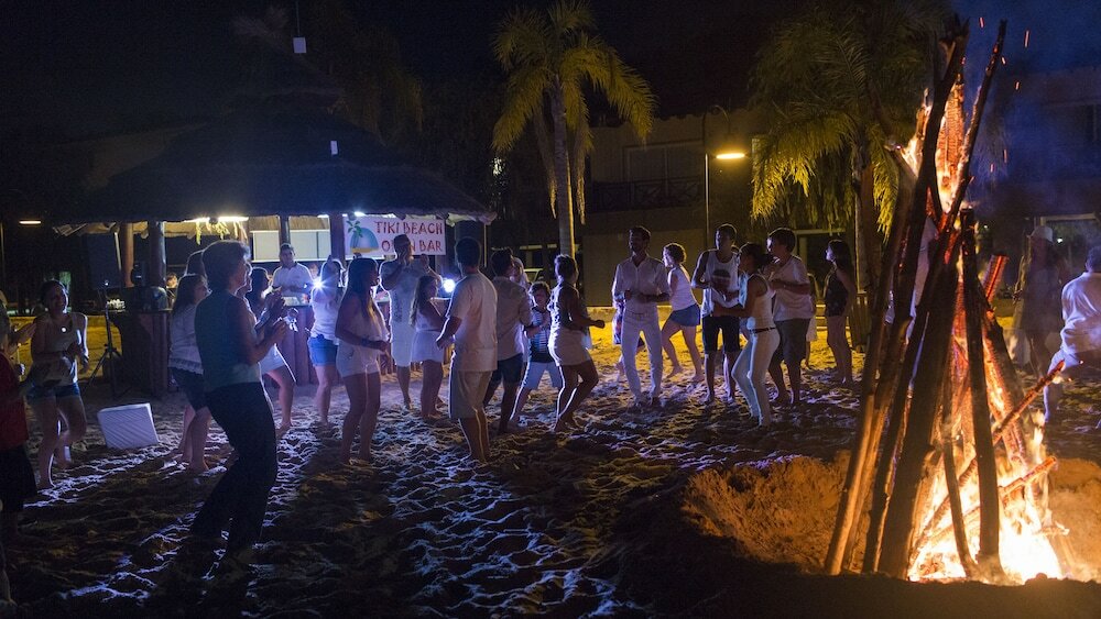 Фото Howard Johnson by Wyndham San Pedro Resort & Marina