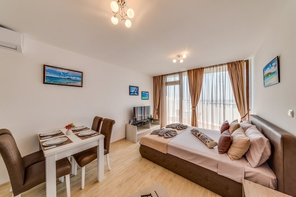 Фото Apartcomplex Golden Bay