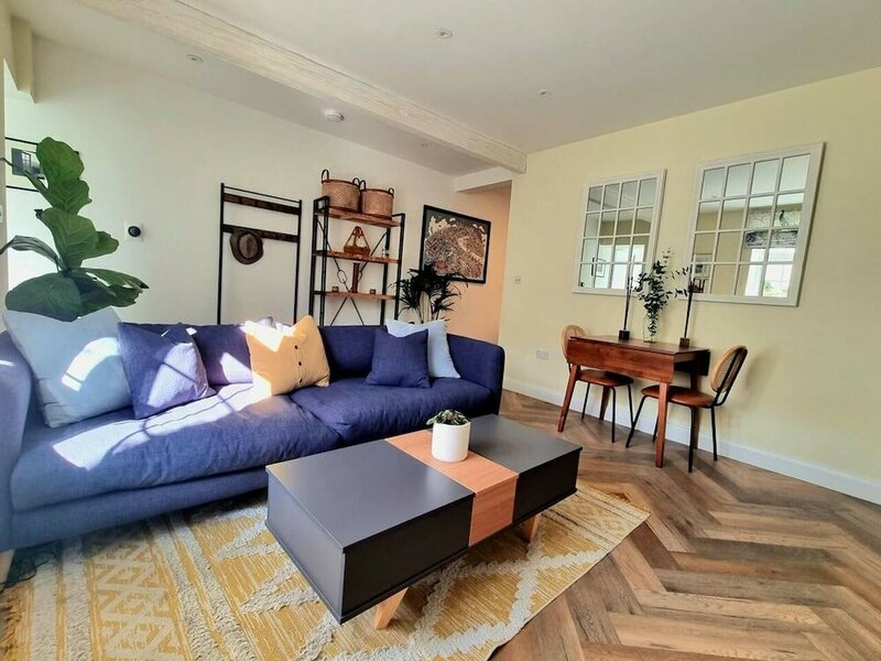 Гостиница Spacious & Renovated 1-bed Garden Flat in London в Лондоне