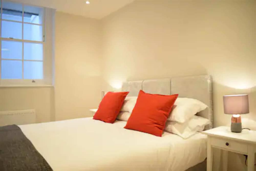 Фото Spacious and Modern Apartment in Pimlico