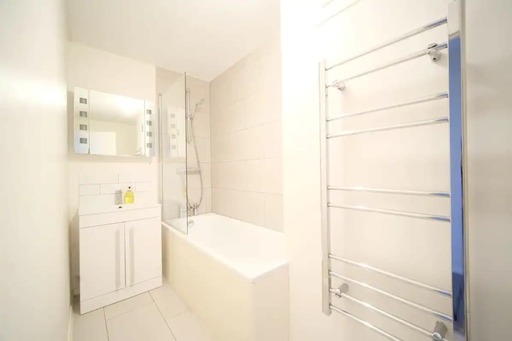 Фото Spacious 3 Bedroom Apartment in Battersea With Terrace