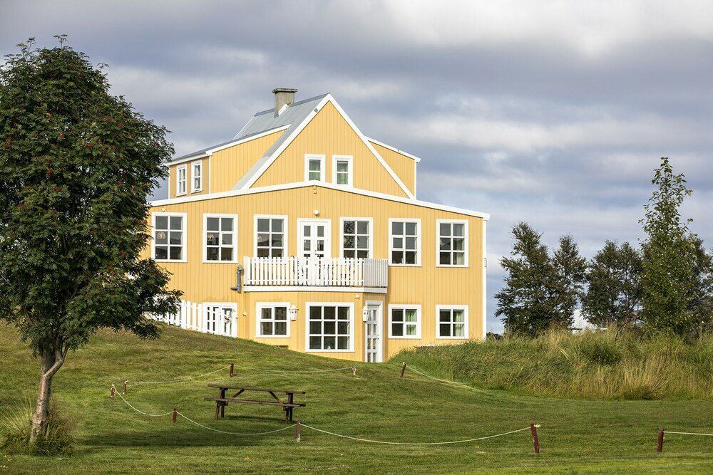Фото Fosshóll Guesthouse