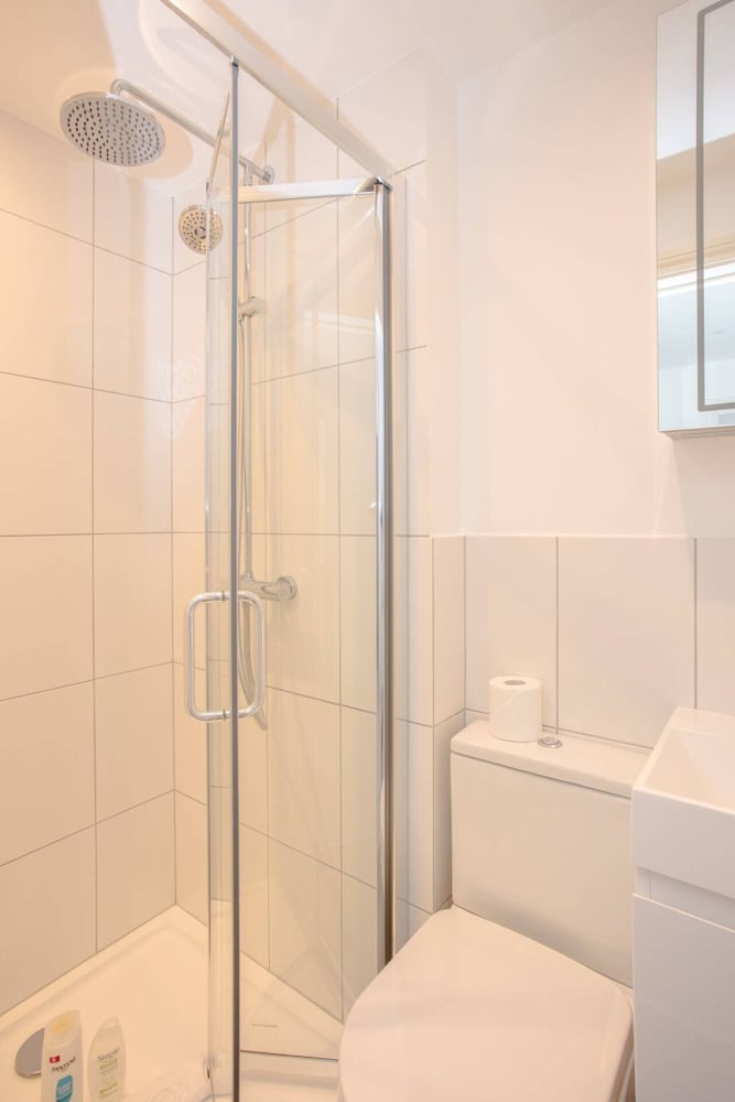 Фото Newly Refurbished Modern 3 Bedroom Apartment in Affluent Fulham