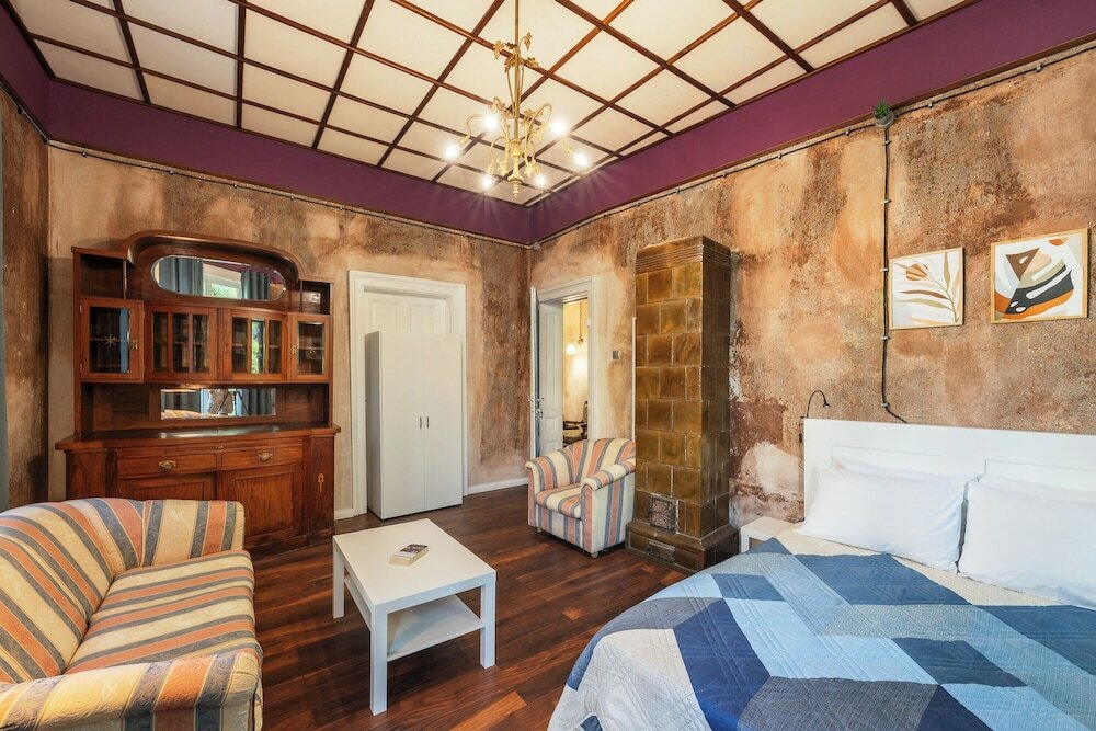 Фото The Green Bar House