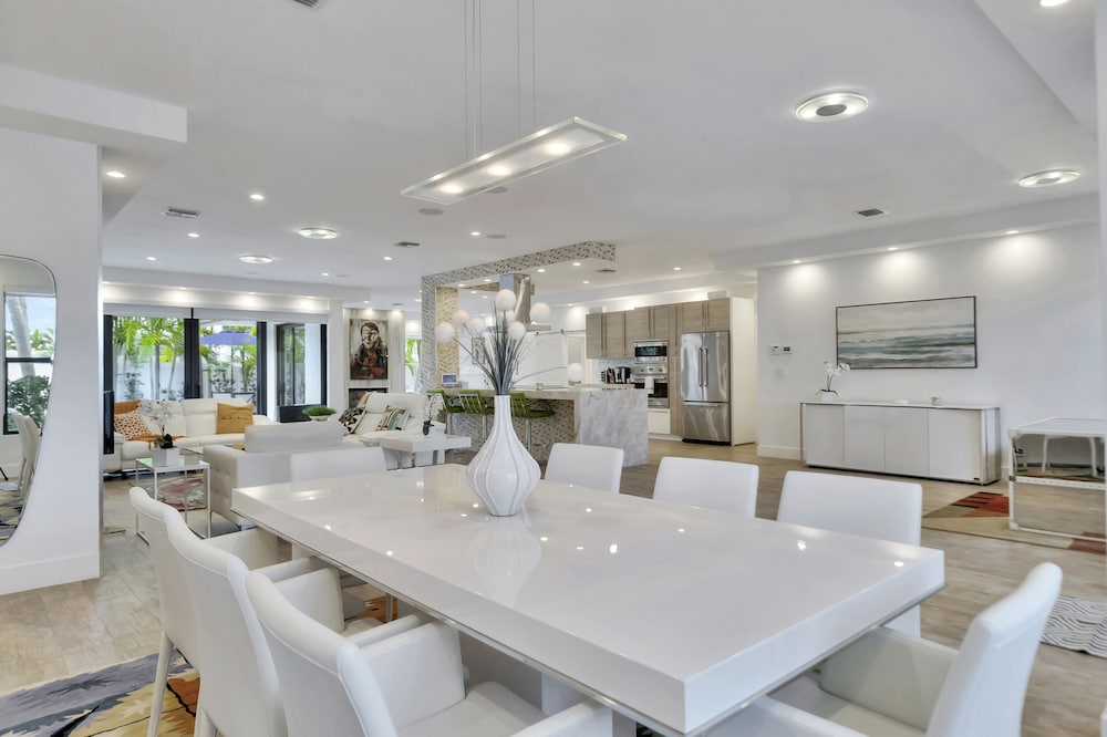 Фото Lynora's Luxe Estate Modern Design