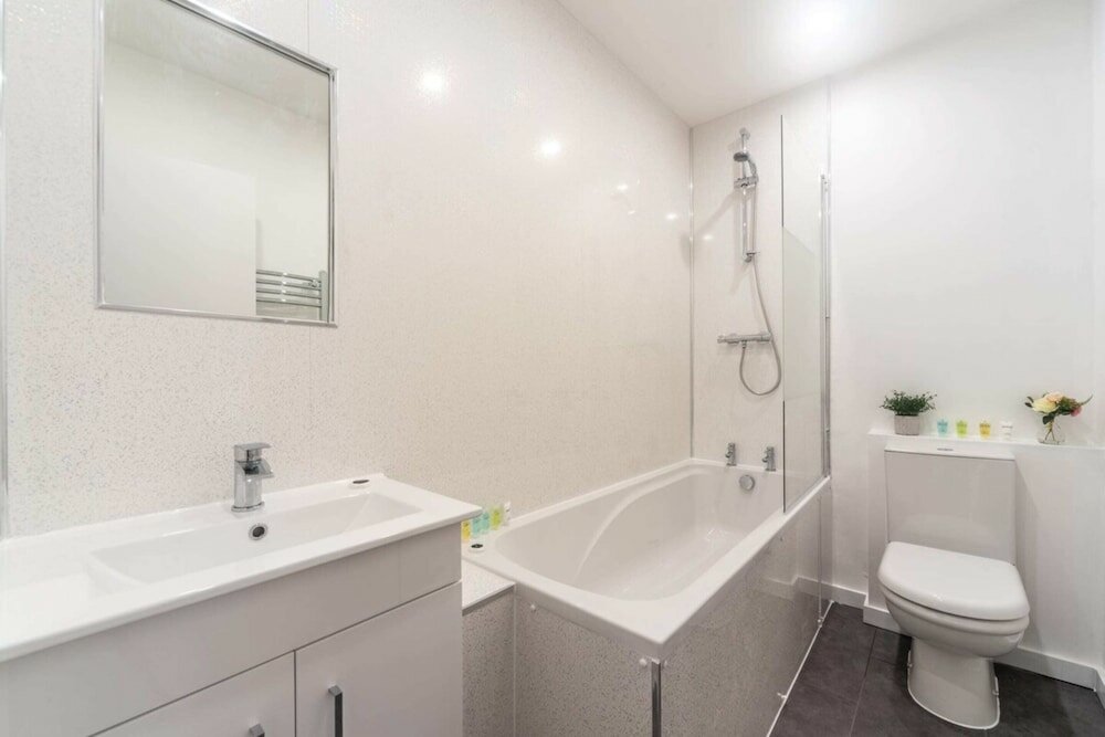 Фото Refurbished St. johns Hill Apartment