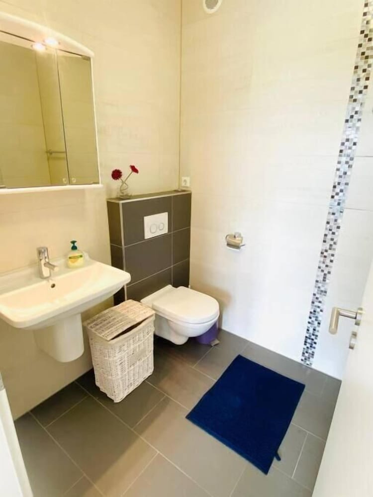 Фото Spac. Flat -Kirchberg w Parking&Terrace