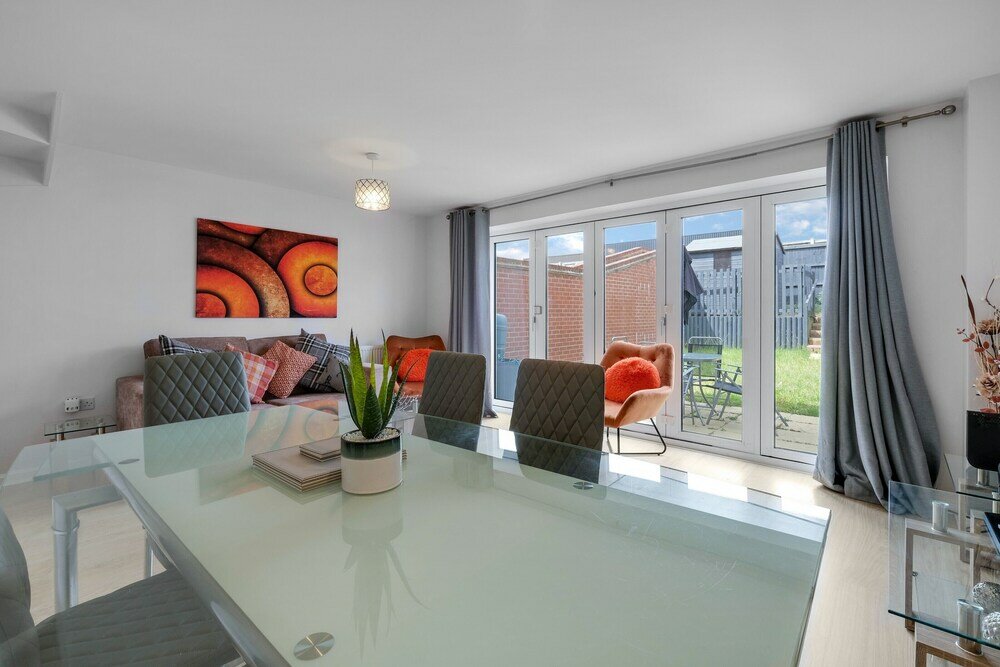 Фото Ferndale Serviced 4 Bedroom 2 Bath House