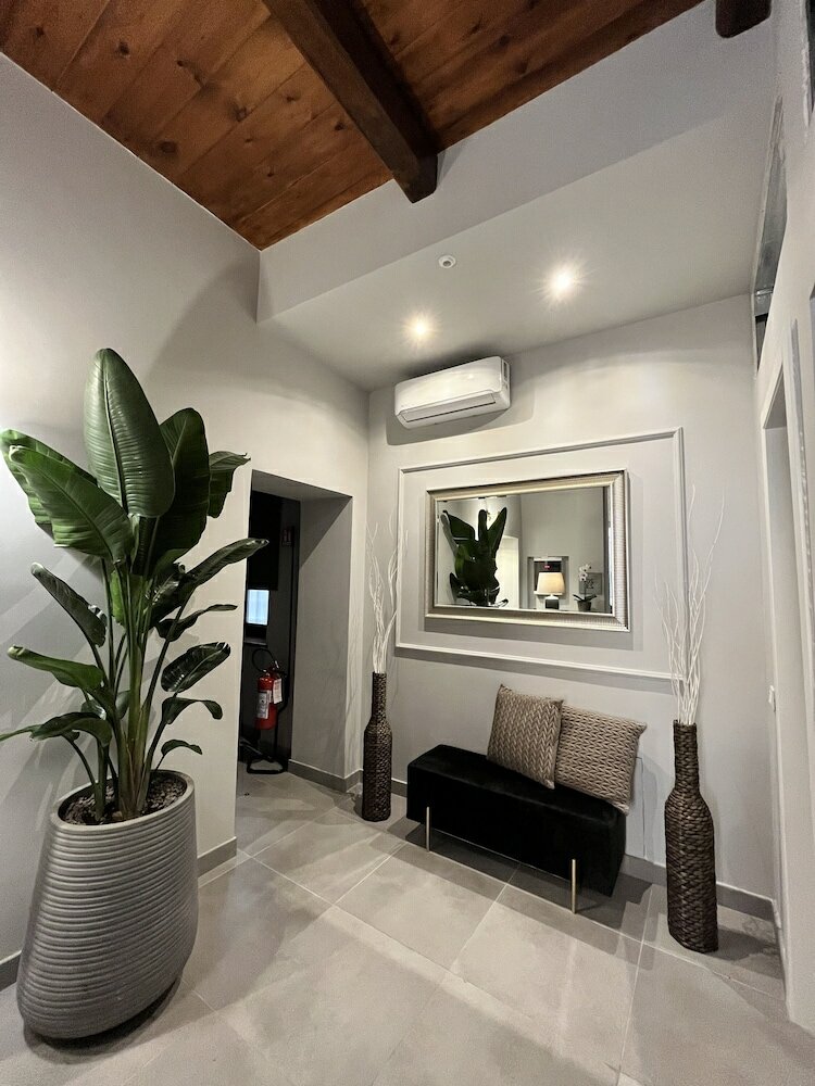 Фото Soha Piazza di Spagna Boutique