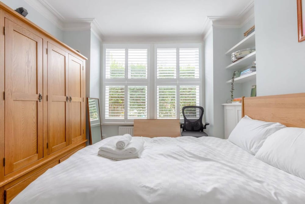 Фото Newly Renovated 2 Bedroom Apartment in Earlsfield With Garden