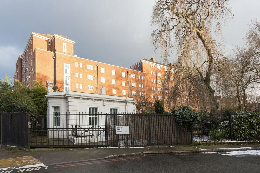 Фото Charmingly Unique and Recently Refurbished Watchman's Lodge in Camden Town