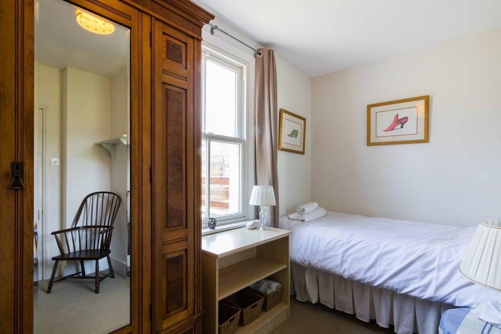 Фото Traditional 5 Bed Family Home Near theTube