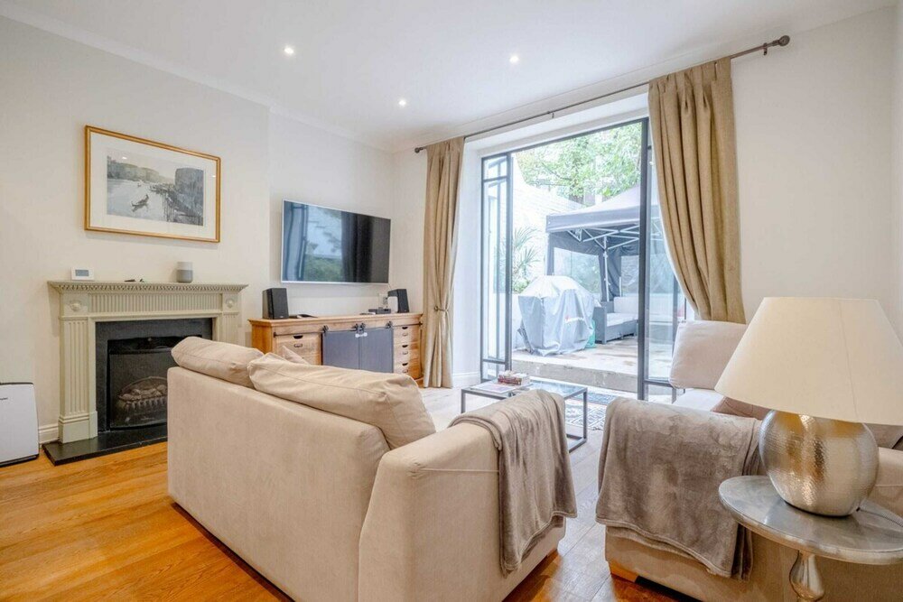 Фото Gorgeous 2bd Flat With Patio - South Kensington!