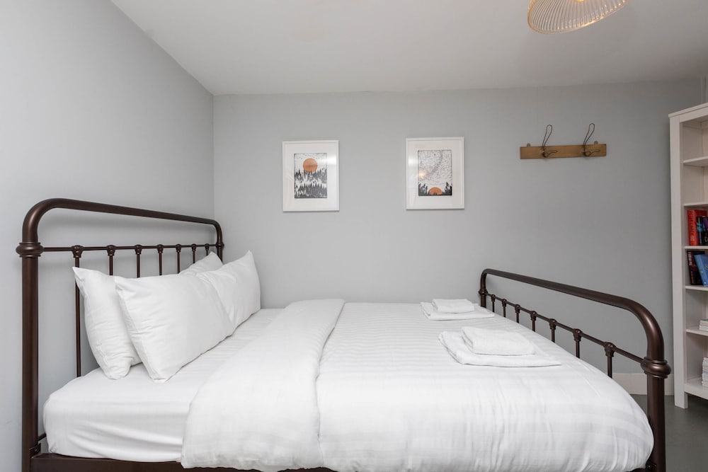 Фото Stylish 2 Bedroom Converted Victorian Storefront