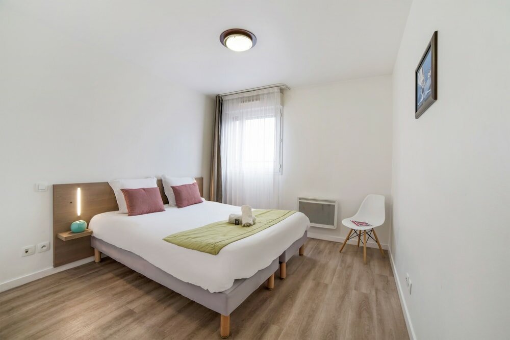 Фото Comfort Aparthotel Versailles Saint Cyr Lecole 