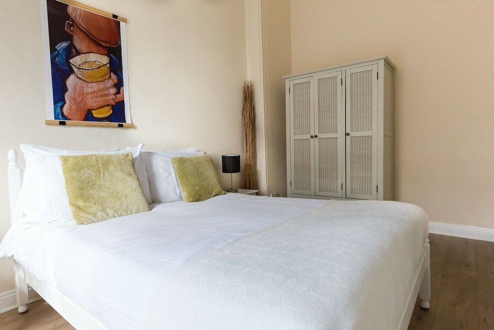 Фото Bright Two Br Period Apartment in Whitechapel