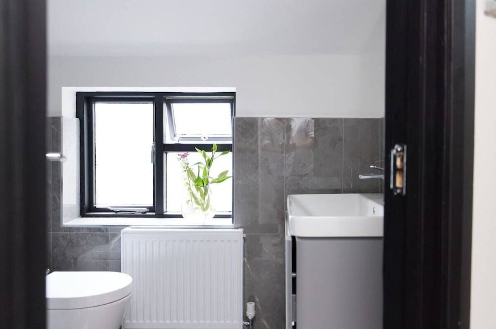 Фото The Battersea Crib - Dazzling 3bdr Flat With Garden