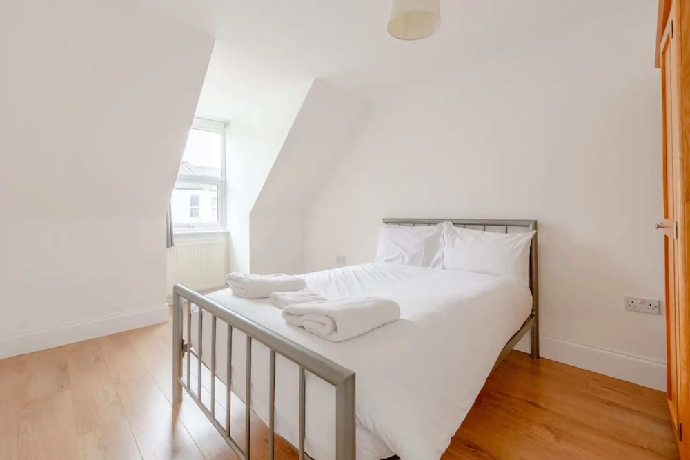 Фото Bright & Spacious 5bd House - Peckham