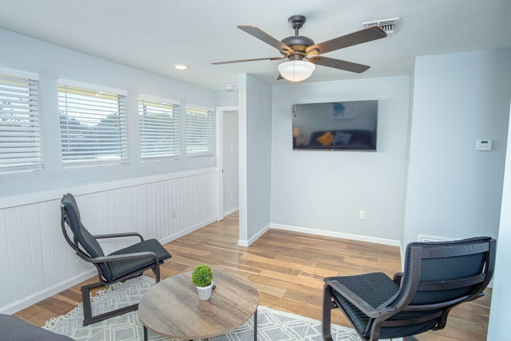 Фото Magnificent Large Home Near Downtown