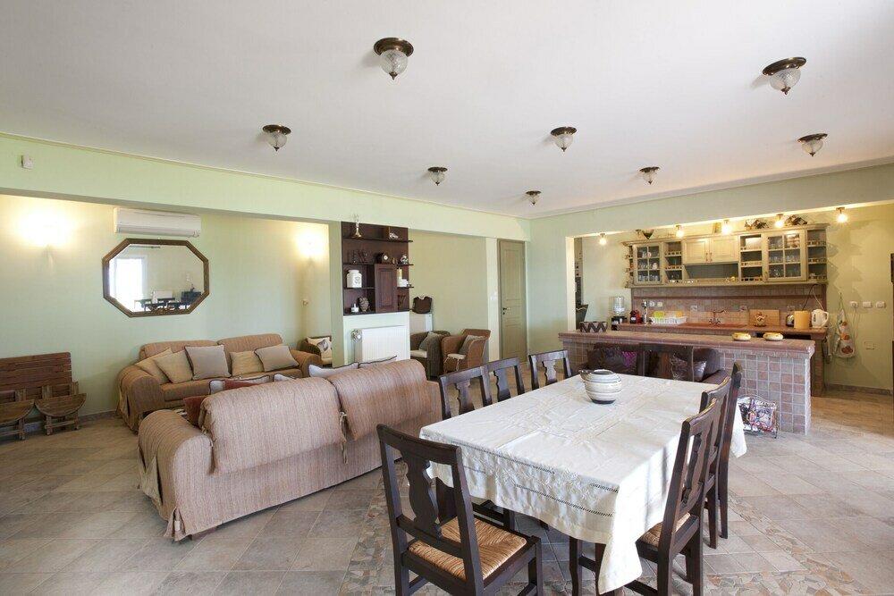 Фото Spacious villa at Ilia Edipsou