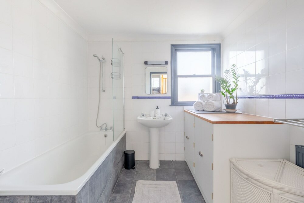 Фото Spacious 3 Bedroom Flat in Brixton