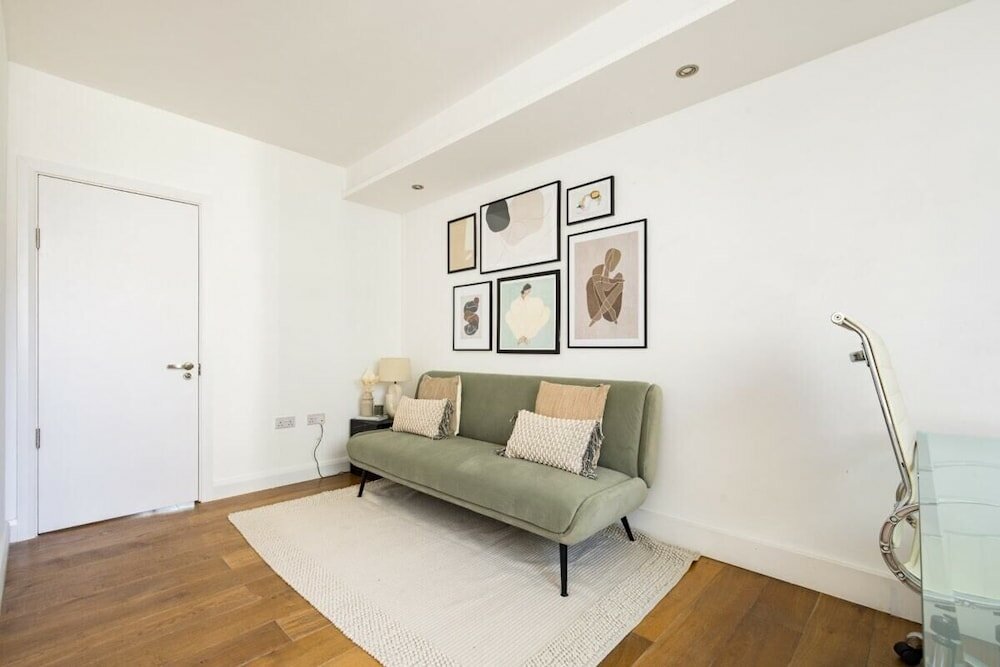 Фото The River Thames View - Stunning 2bdr Flat With Study Room + Balcony
