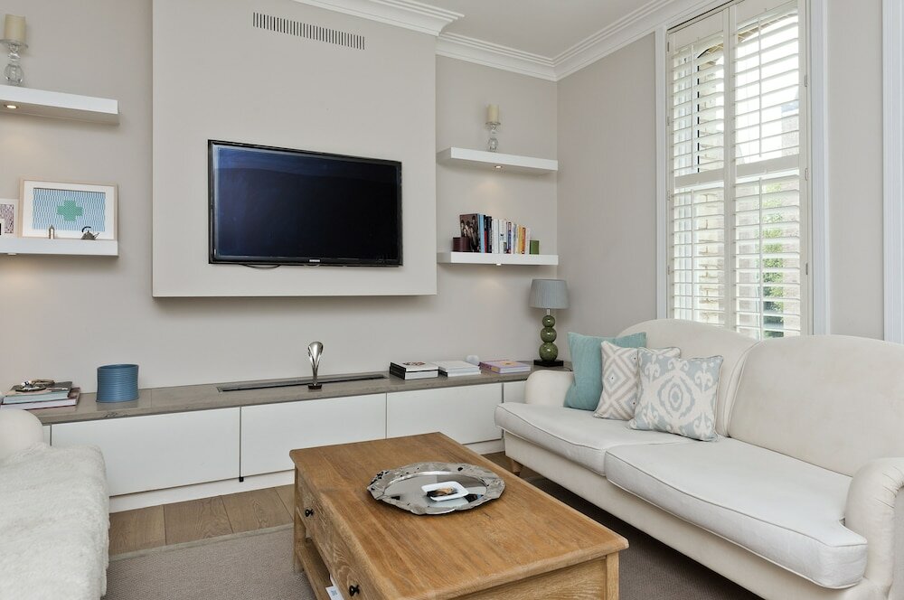 Фото Immaculate two Bedroom Apartment in Chelsea by Underthedoormat