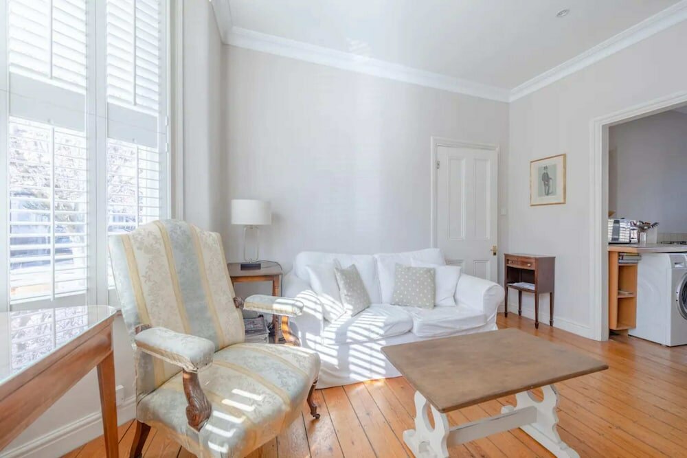 Фото Charming 2 Bedroom Home in West London