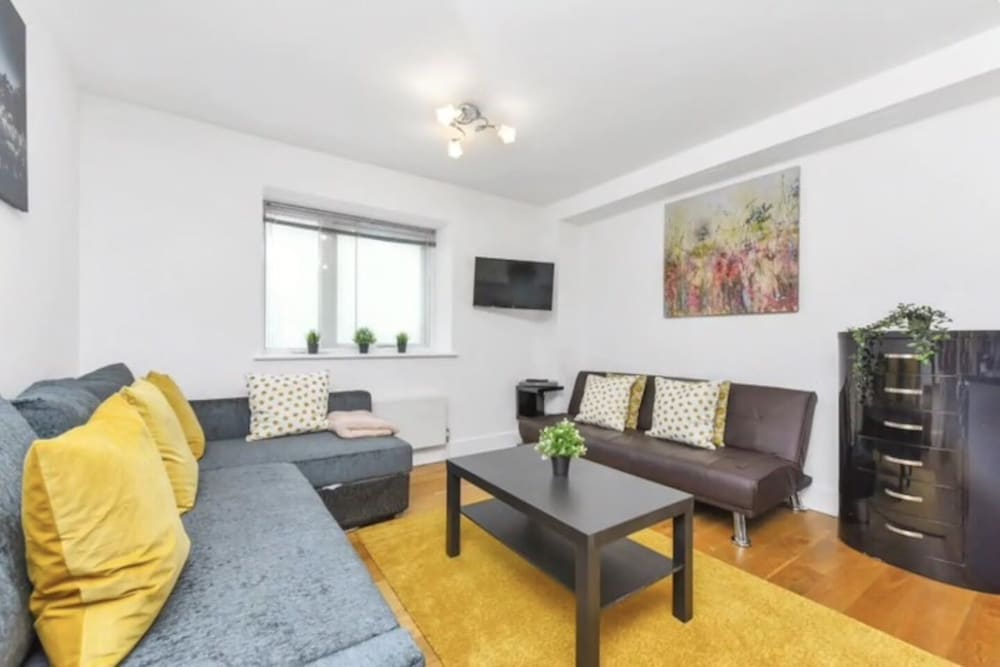 Фото Little Corner of Bliss in BustlingLondon