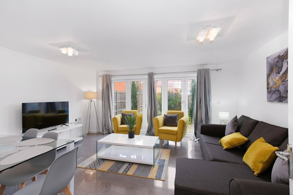 Фото Lindsey Serviced 4 Bedroom 2 Bath house