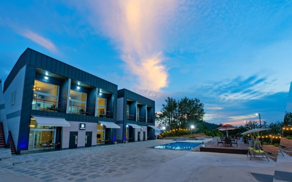 Фото Yeosu Beach Castle Pension