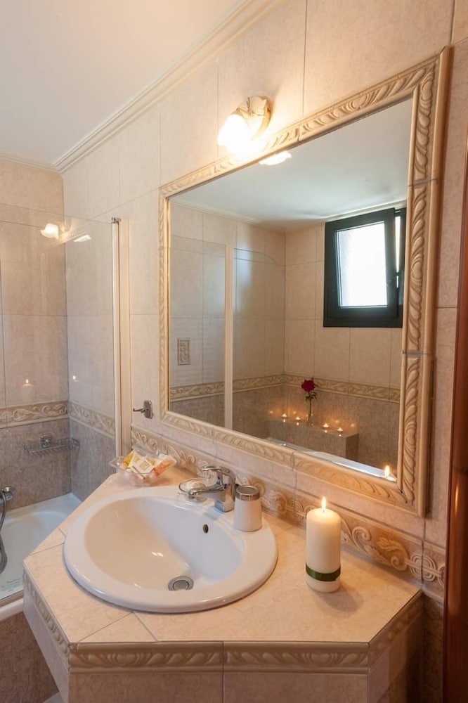 Фото Lithoessa Luxury Apartments