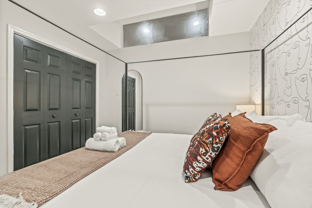 Фото Charming Historic Gem Heart of Philly 2b