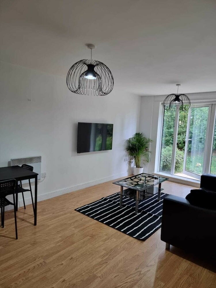 Фото London City Stays - Modern 2 Bedroom Apartment With Free Parking And Gym Access