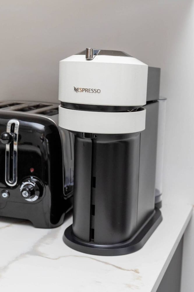 Фото Contemporary 2 Bedroom Apartment on Columbia Road