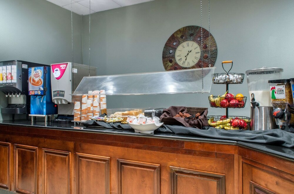 Фото Ramada by Wyndham Shreveport Airport