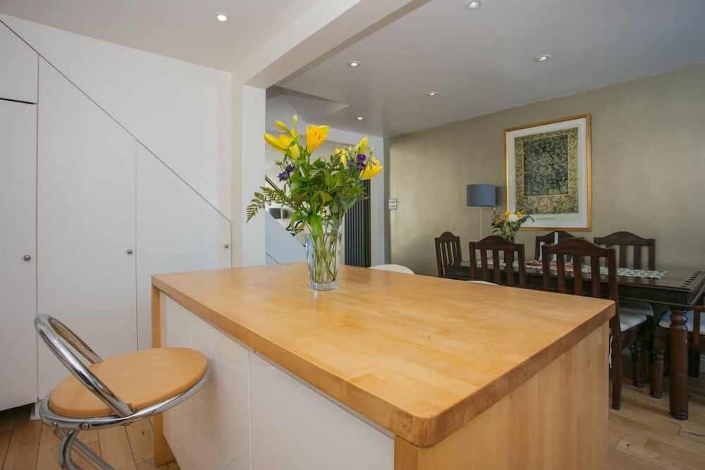Фото Stunning 3 Bedroom House With Garden in Battersea