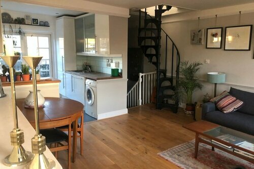 Гостиница Stylish and Spacious Apartment With Terrace в Лондоне
