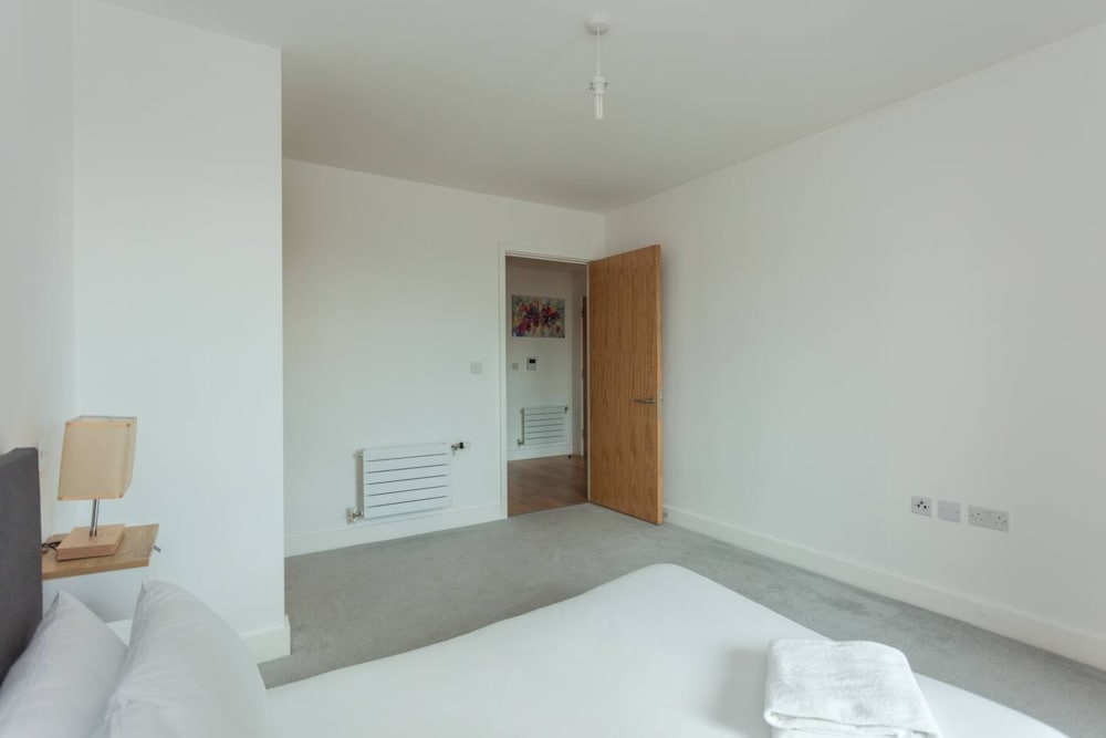 Фото Contemporary 1 Bedroom Apartment in Canning Town With Balcony