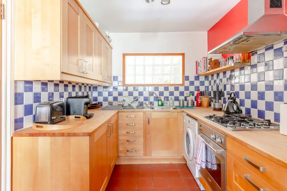 Фото Beautiful 2bd House With Garden - Stoke Newington