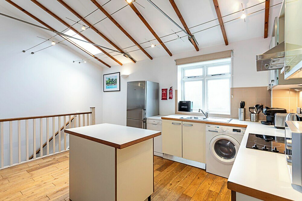 Фото Light and Airy Upside Down House in Boho Hackney