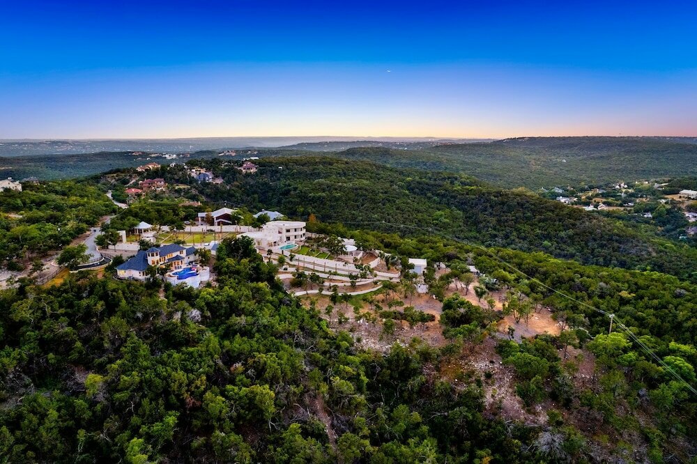 Фото Hillside Infinity Pool Retreat