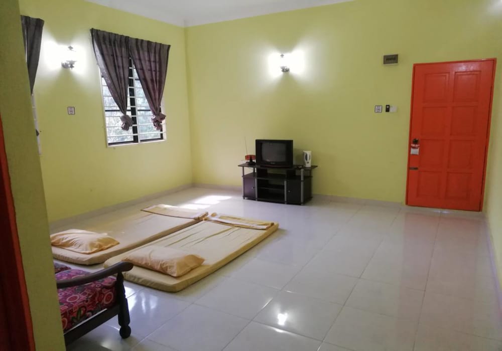 Фото Hotel by Lawang Suites