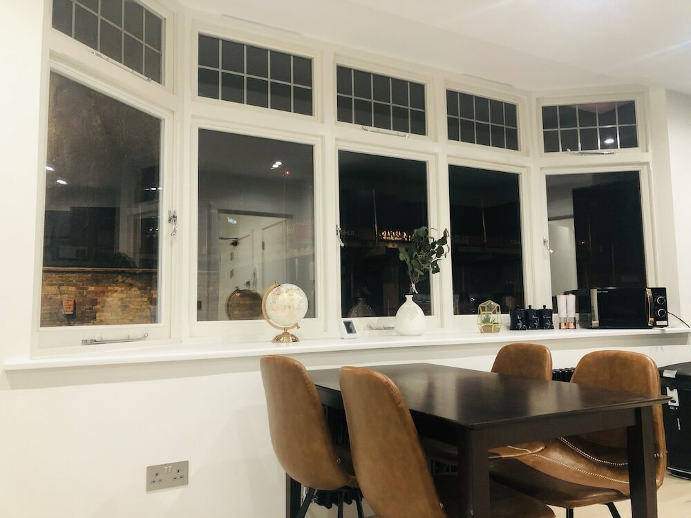 Фото Perfect Holiday Escape - 1 and 2 Bedroom Deluxe Apartments at Liverpool Street